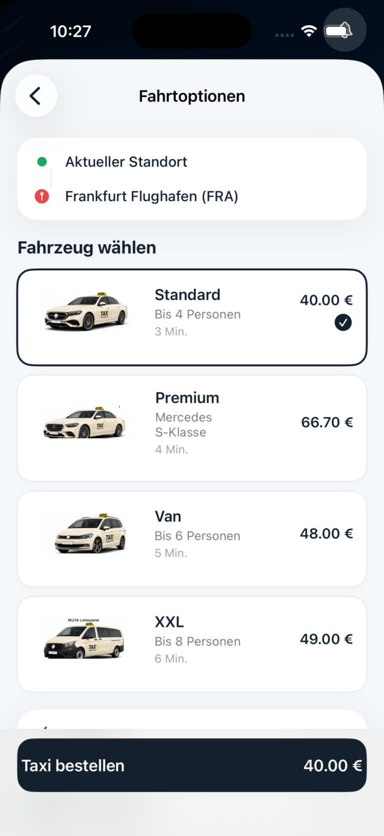 Bildschirm „Fahrtoptionen“. Oben die Strecke vom aktuellen Standort zum Frankfurter Flughafen, darunter vier Fahrzeugklassen — Standard, Premium, Van und XXL — jeweils mit Personenzahl, Wartezeit und festem Preis.