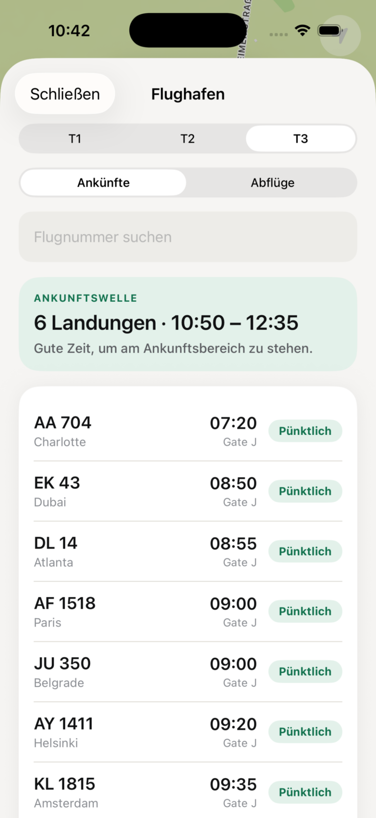Bildschirm „Flughafen“, Register Terminal 3, Ankünfte. Ein hervorgehobener Hinweis meldet „Ankunftswelle — 6 Landungen zwischen 10:50 und 12:35. Gute Zeit, um am Ankunftsbereich zu stehen.“ Darunter die Liste der Flüge mit Nummer, Zeit und Status.