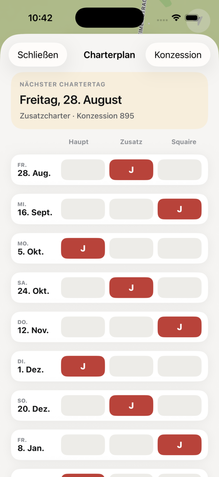 Bildschirm „Charterplan“. Oben der nächste Chartertag mit Datum und Konzessionsnummer, darunter eine Tabelle der kommenden Termine mit den Spalten Haupt, Zusatz und Squaire; die zugeteilten Tage sind hervorgehoben.