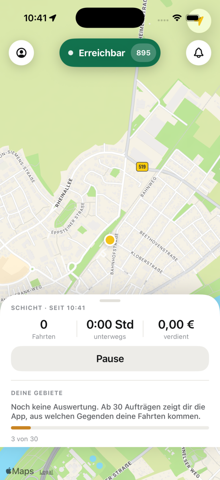 Bildschirm der Fahrer-App über einer Straßenkarte. Oben der Status „Erreichbar“ mit der Konzessionsnummer, unten die laufende Schicht mit drei Zahlen — Fahrten, Zeit unterwegs, Verdienst — und einer großen Schaltfläche „Pause“.