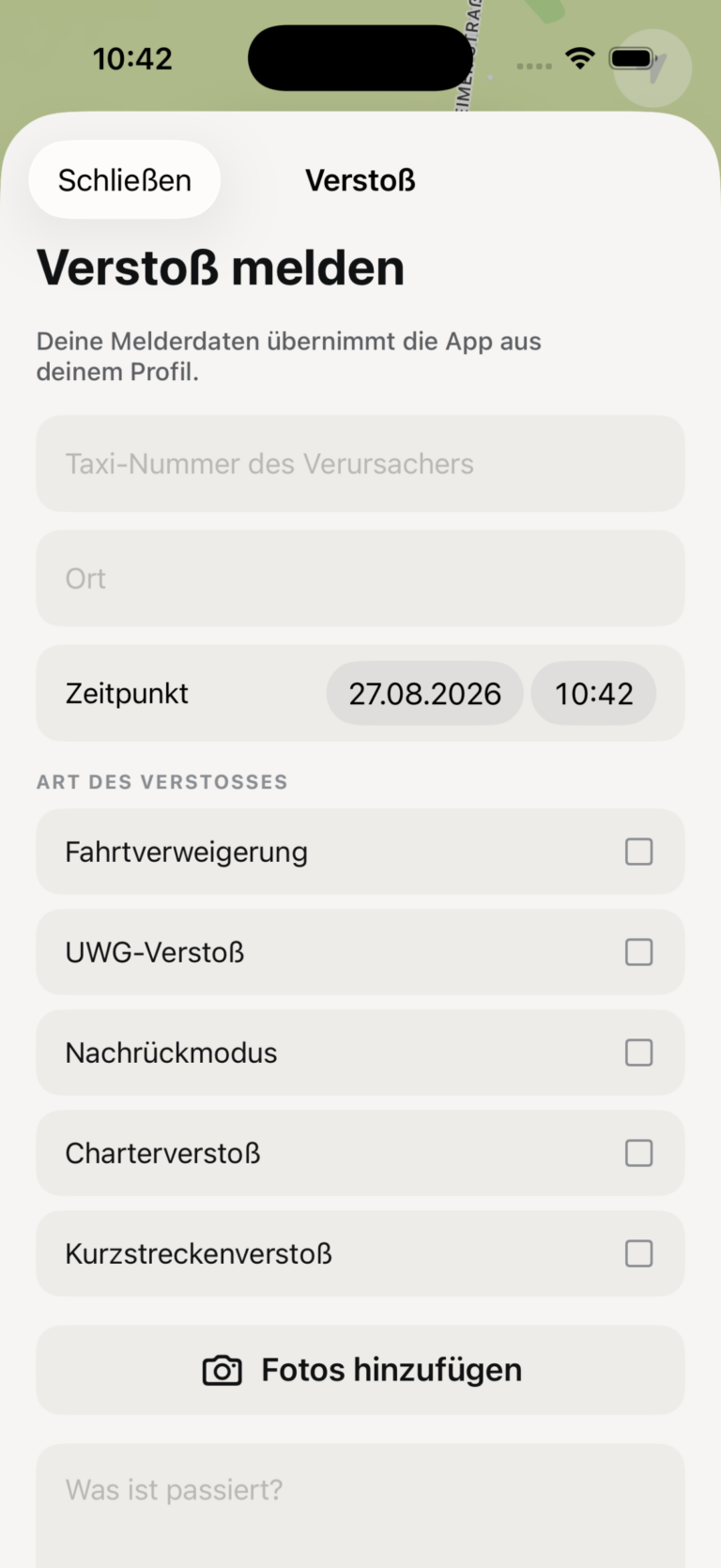 Formular „Verstoß melden“. Felder für Taxi-Nummer des Verursachers, Ort und Zeitpunkt, darunter die Auswahl der Verstoßart — Fahrtverweigerung, UWG-Verstoß, Nachrückmodus, Charterverstoß, Kurzstreckenverstoß — sowie Schaltflächen für Fotos und eine Beschreibung.
